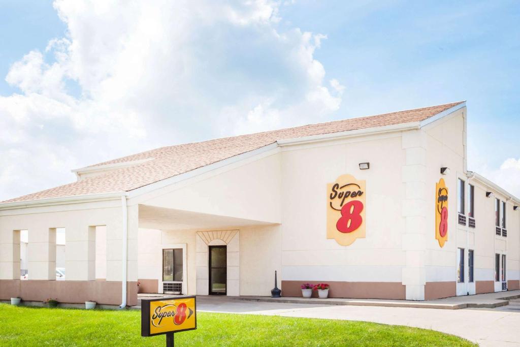 Super 8 by Wyndham Lincoln - main image