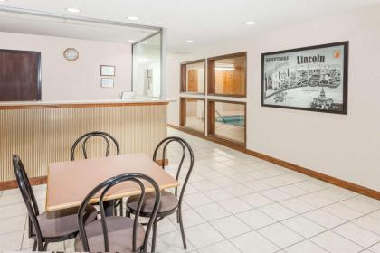Super 8 by Wyndham Lincoln - image 7