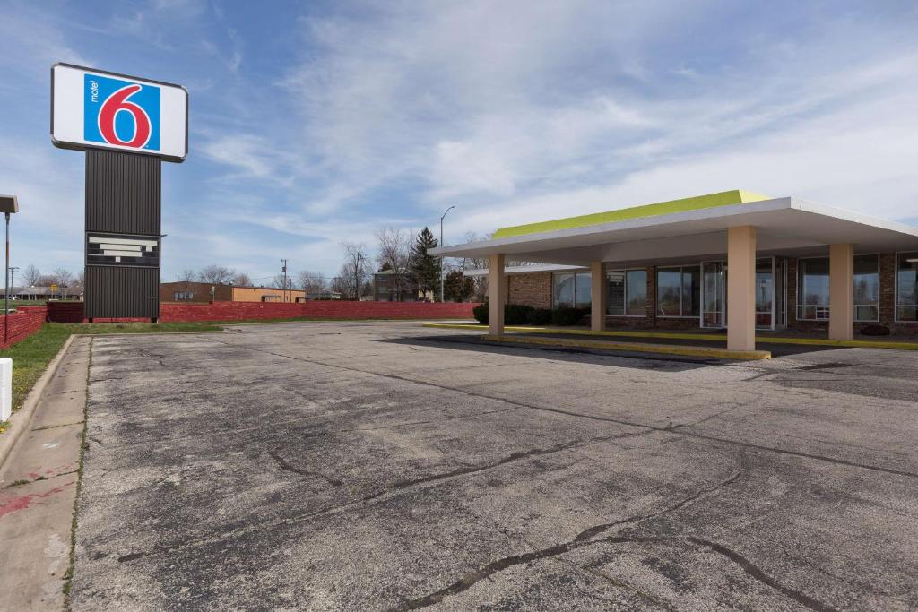 Motel 6-Lincoln IL - main image