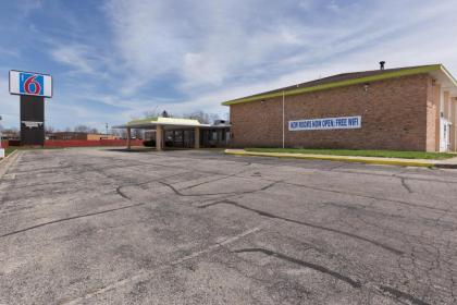 Motel 6-Lincoln IL - image 13
