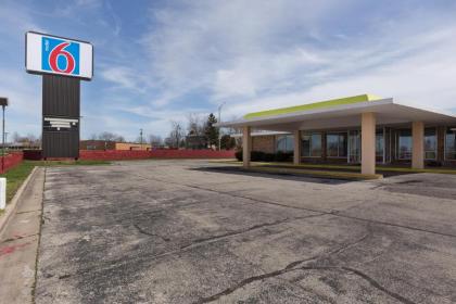 Motel 6-Lincoln IL - image 15