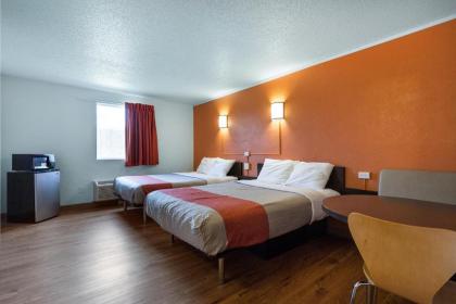 Motel 6-Lincoln IL - image 9