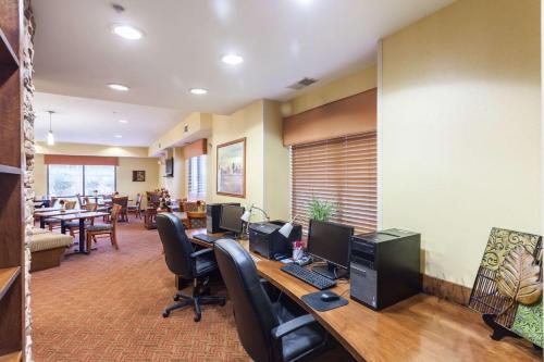 Comfort Suites Lincoln East - image 4