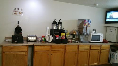 Americas Best Value Inn - Lincoln - image 2