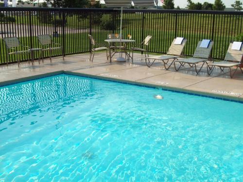 Country Inn & Suites by Radisson Lincoln Airport NE - image 4