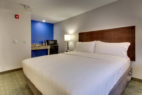 Holiday Inn Express & Suites - Lincoln East - White Mountains an IHG Hotel - main image