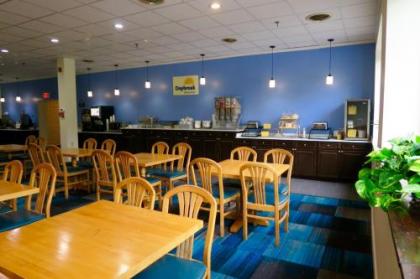 Days Inn by Wyndham Lincoln - image 5