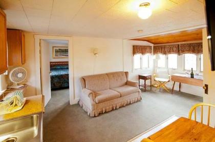 Riverbank Motel and Cabins - image 3