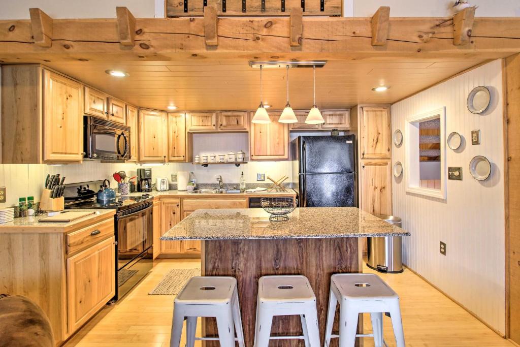 Updated Loon Townhome with Mtn Views and Ski Shuttle! - main image