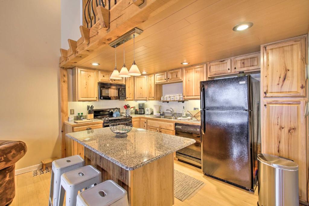 Updated Loon Townhome with Mtn Views and Ski Shuttle! - image 2