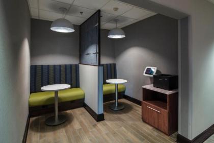 Hampton Inn & Suites Lincolnshire - image 13