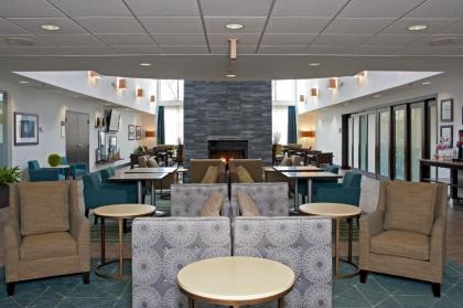 Hampton Inn & Suites Lincolnshire - image 2