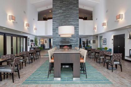 Hampton Inn & Suites Lincolnshire - image 4