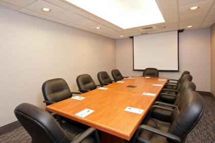 Hampton Inn & Suites Lincolnshire - image 9