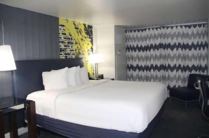 Comfort Inn & Suites Baltimore Inner Harbor - image 1