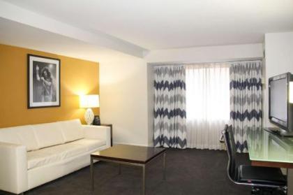 Comfort Inn & Suites Baltimore Inner Harbor - image 3