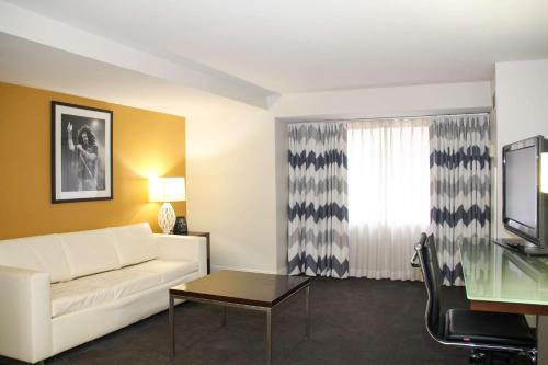 Comfort Inn & Suites Baltimore Inner Harbor - image 3