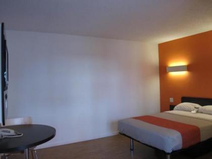 Motel 6 Baltimore Downtown - image 2