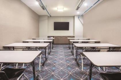 La Quinta by Wyndham Baltimore Downtown - image 2