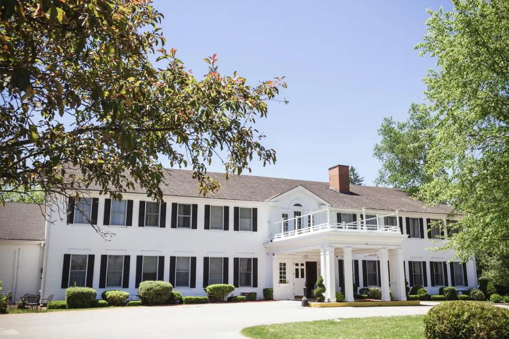 Litchfield Inn - main image