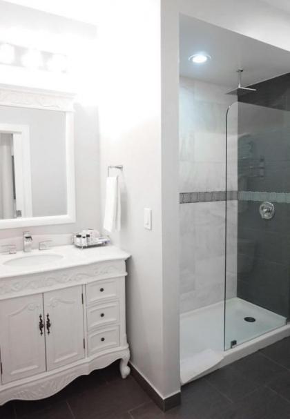 Litchfield Inn - image 15