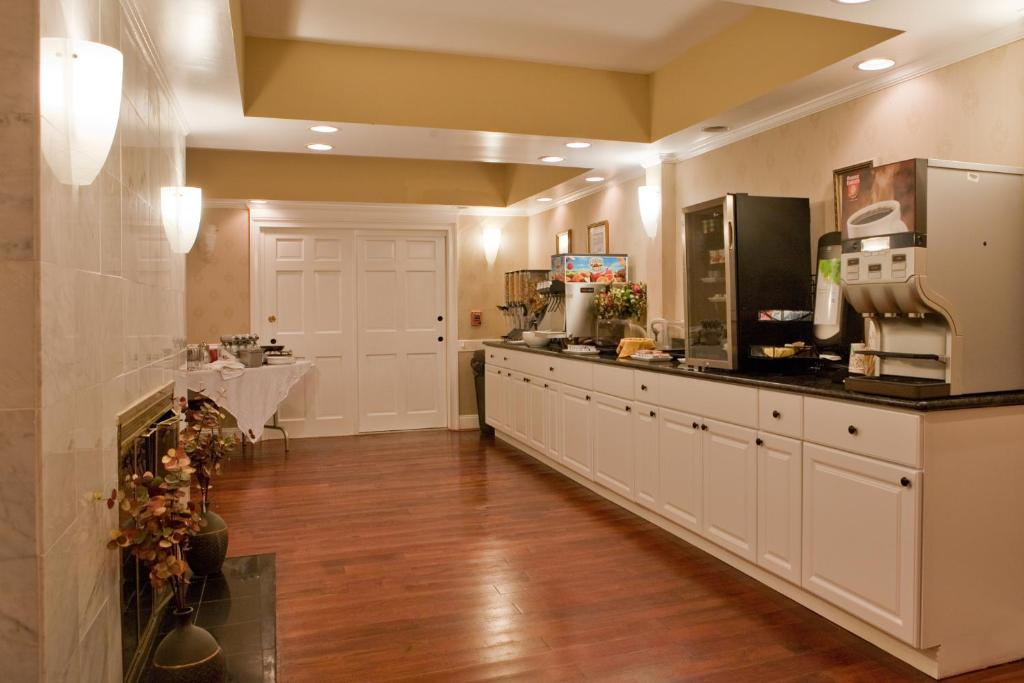 Litchfield Inn - image 2
