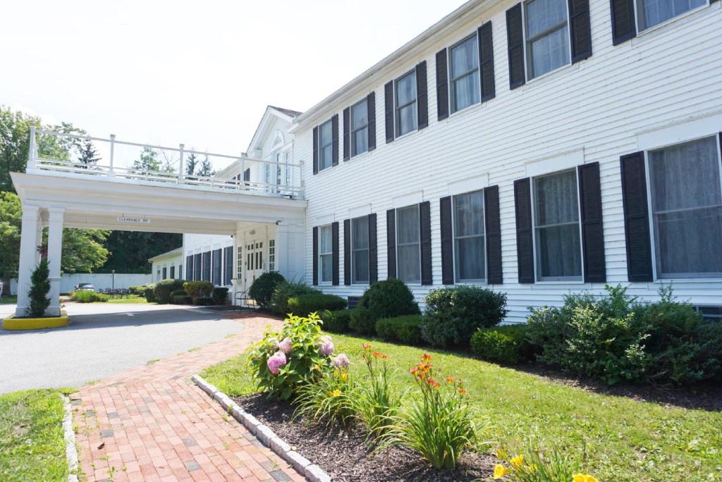 Litchfield Inn - image 4