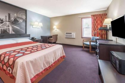 Super 8 by Wyndham Litchfield - image 9