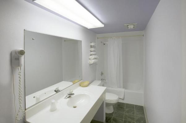 America's Best Value Inn Litchfield - image 2