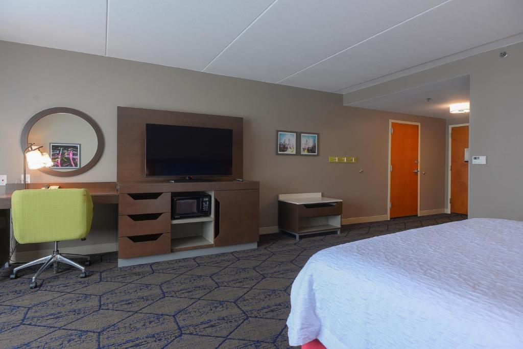 Hampton Inn & Suites Atlanta-Six Flags - image 6