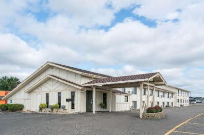 Super 8 by Wyndham Little Falls - image 10
