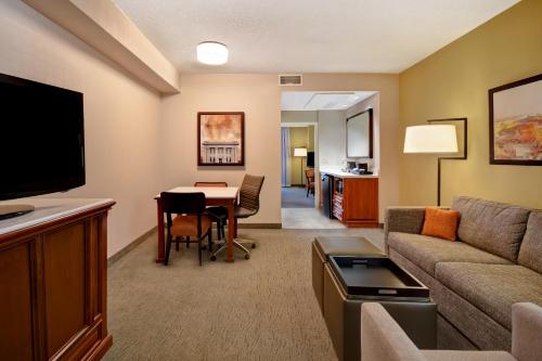 Embassy Suites Little Rock - image 4