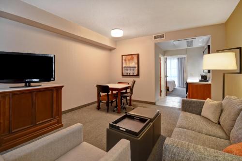 Embassy Suites Little Rock - image 5