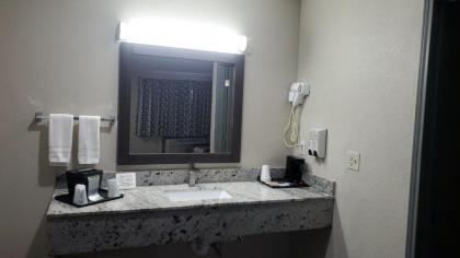 Crescent Park Motel & Suites - image 12