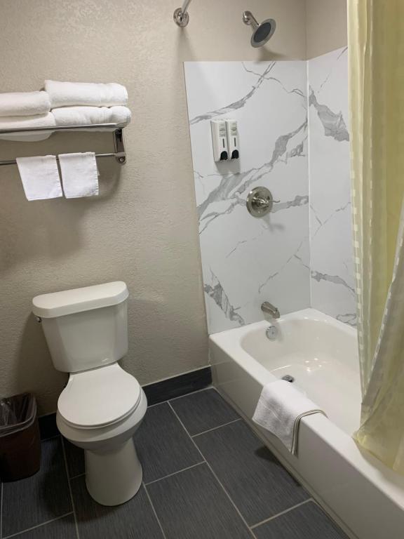 Crescent Park Motel & Suites - image 7
