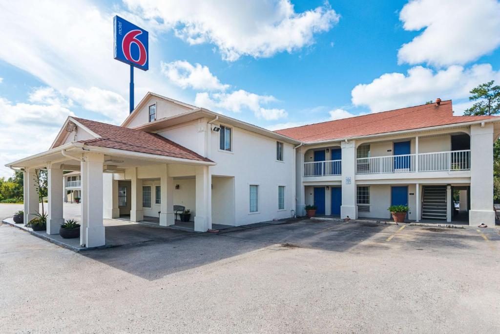 Motel 6-Livingston TX - main image