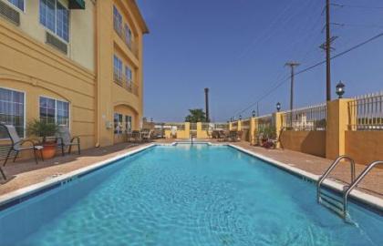 La Quinta by Wyndham Livingston - image 9