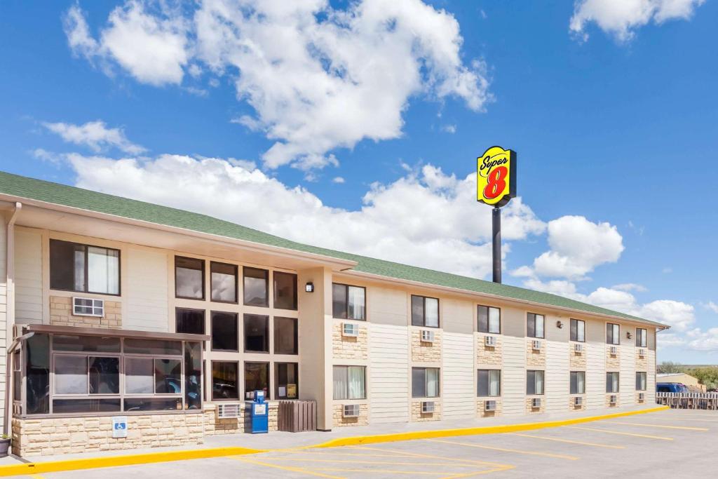 Super 8 by Wyndham Livingston - main image
