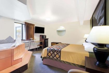 Super 8 by Wyndham Livingston - image 10