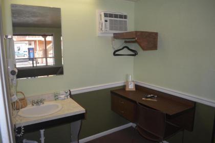Country Motor Inn - image 2