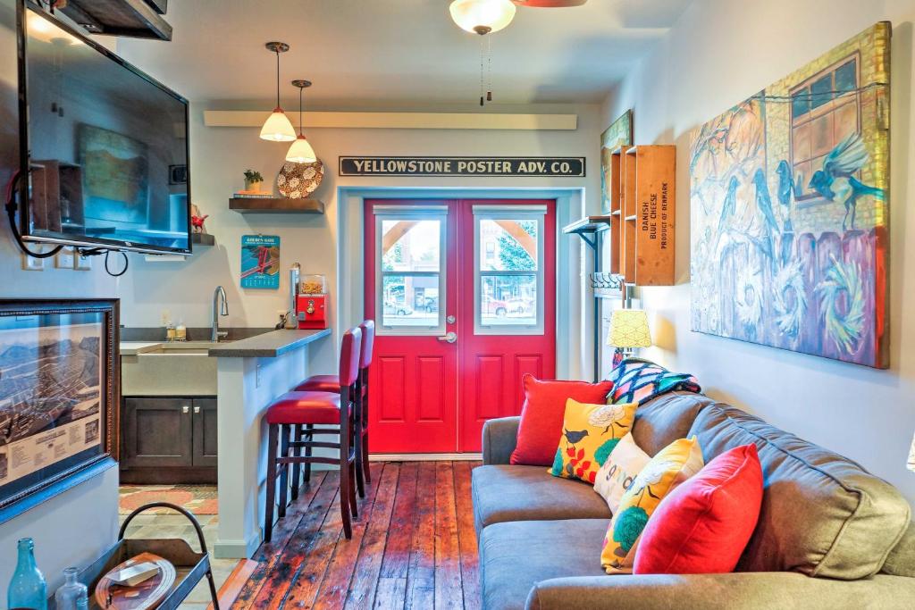Walkable Studio Apartment in Downtown Livingston! - main image