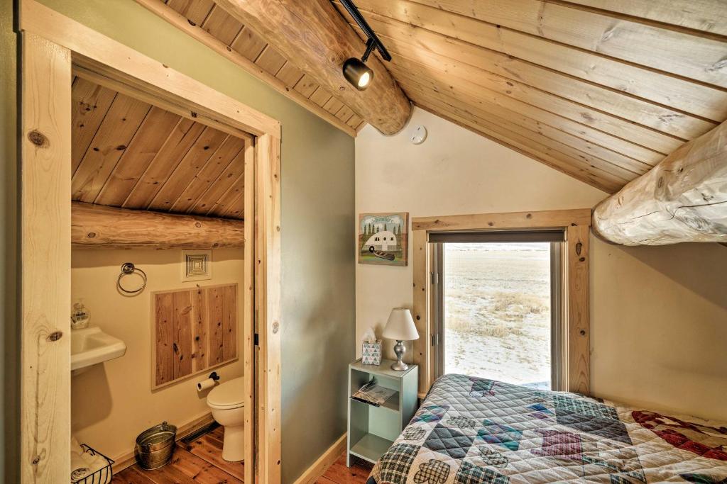 10-Acre Yellowstone Cabin with Stunning Mtn View - image 3