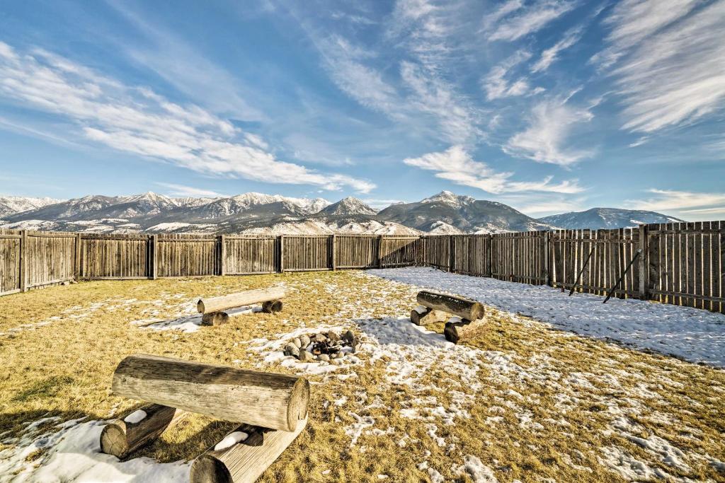 10-Acre Yellowstone Cabin with Stunning Mtn View - image 4