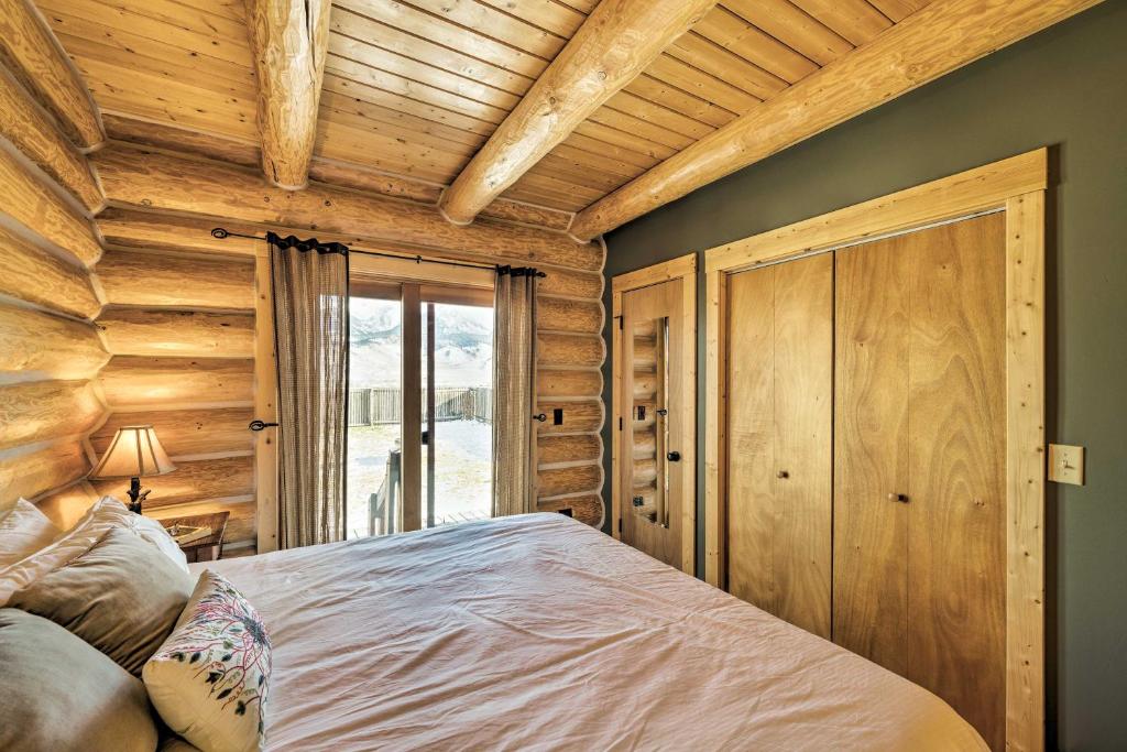 10-Acre Yellowstone Cabin with Stunning Mtn View - image 6