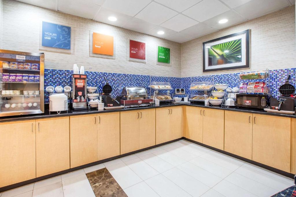 Comfort Suites Locust Grove Atlanta South - image 2