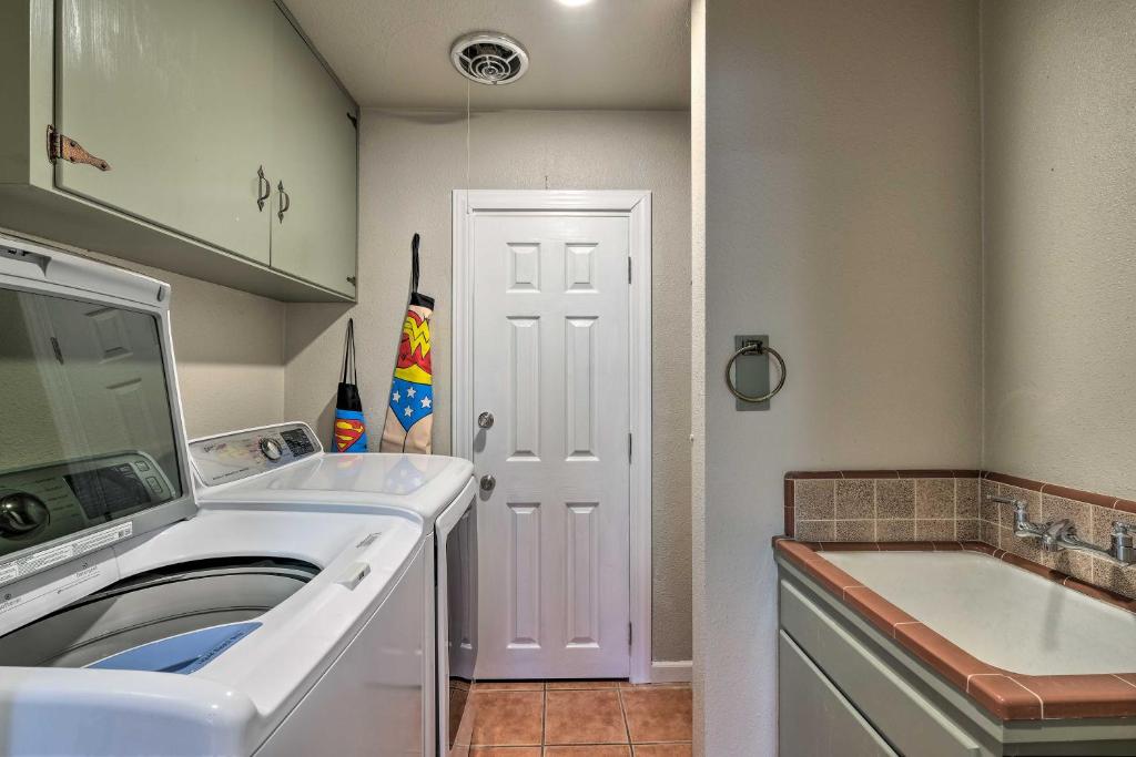 Downtown Lodi Luxury Home - 1 Mile to Lodi Lake! - image 6