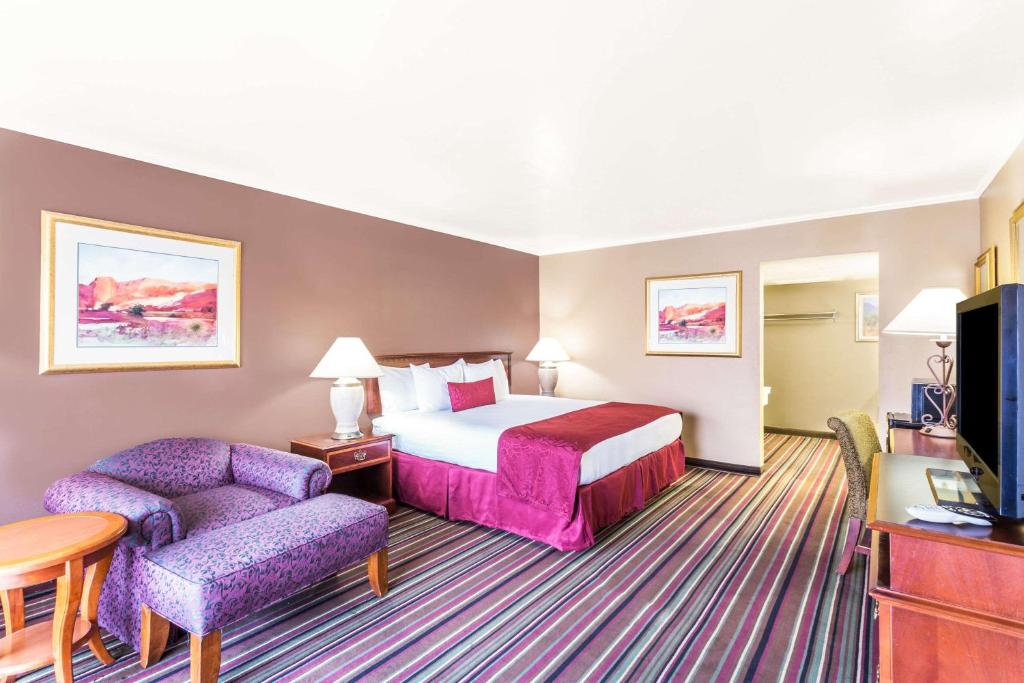 Days Inn & Suites by Wyndham Logan - image 2
