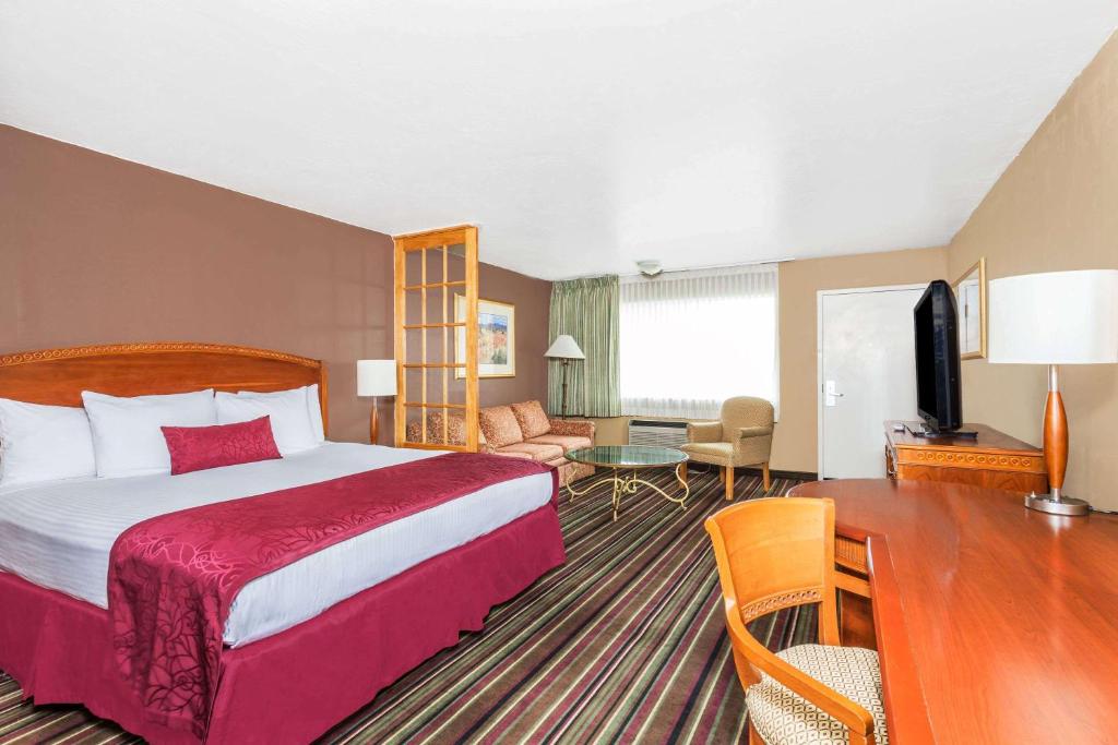 Days Inn & Suites by Wyndham Logan - image 5
