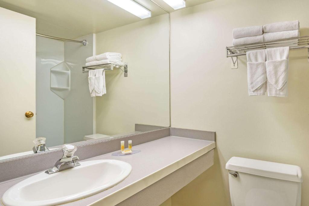 Days Inn & Suites by Wyndham Logan - image 7