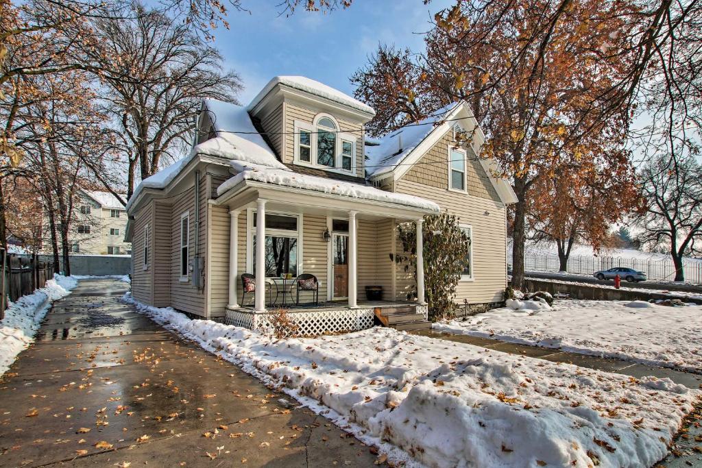 Beautiful Downtown House Less Than 3 Miles to Hiking and USU - main image
